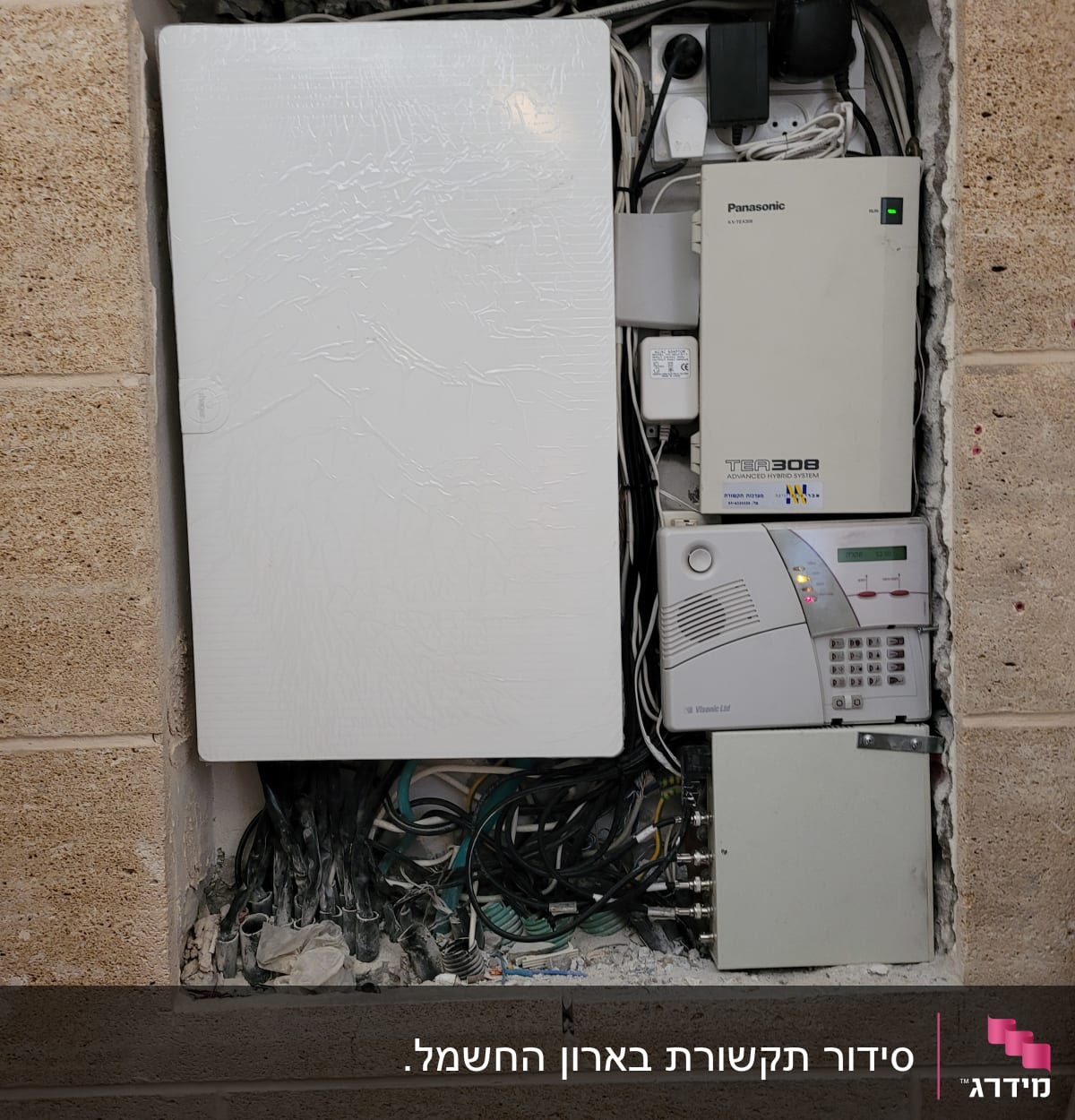 מערכת אינטרקום עם לוח בקרה וחוטים חשמליים